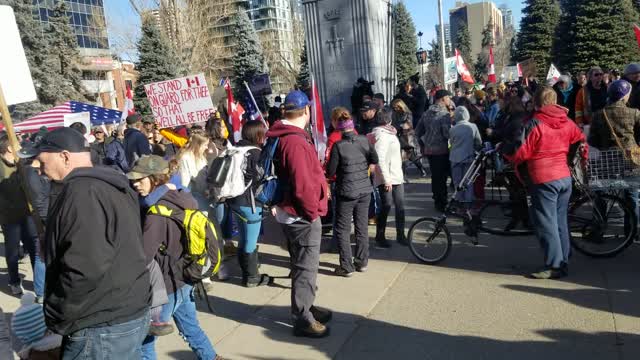 MAs gente preparandose para la marcha