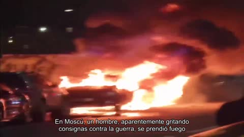 En Moscú, un hombre que aparentemente gritaba consignas contra la guerra prendió fuego a automóvile