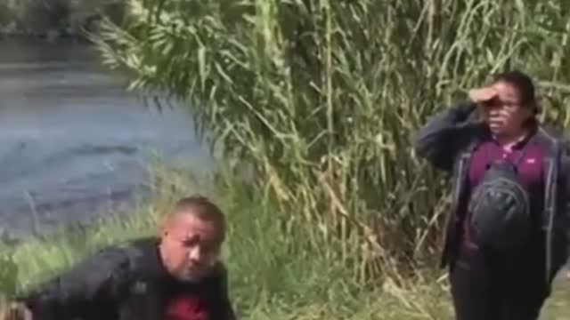 MEXICAN DRUG CARTEL COYOTES SMUGGLE ILLEGAL ALIENS INTO DEL RIO, TX. ACROSS THE RIO GRANDE