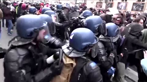 Clashes at pension reform protests in Paris