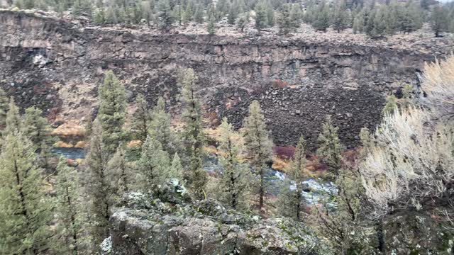 Central Oregon – Steelhead Falls – Canyon Perspective of Crooked River – 4K