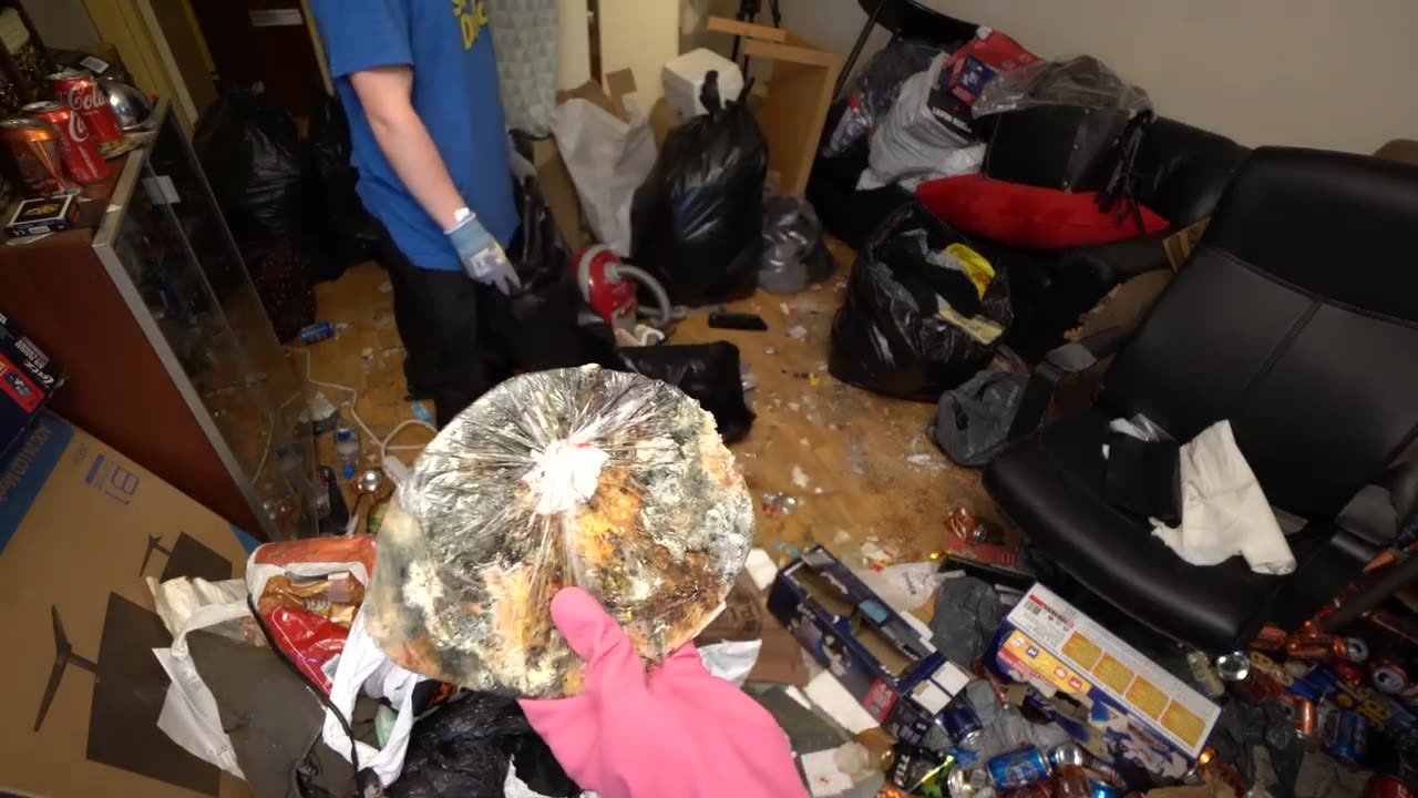 DEEP CLEANING THE MOLDIEST HOME EVER! 🦠😱 Amazing transformation!