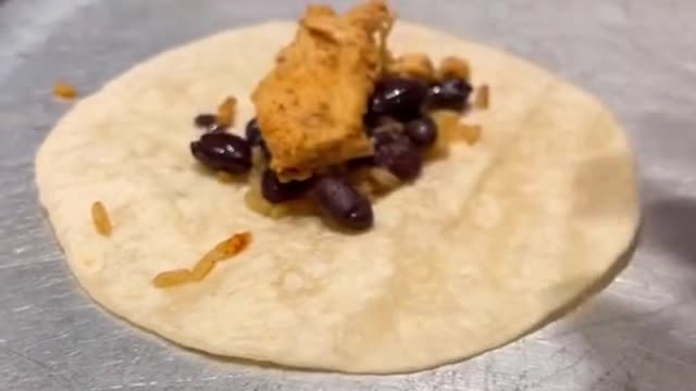 im pretty sure this is the world’s SMALLEST BURRITO EVER😳😳😳 but correct me if im wrong 🤷🏻♀️*0