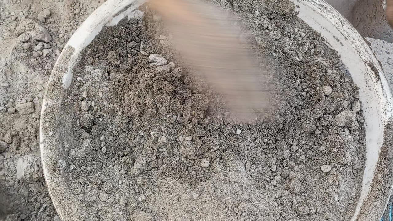 Gritty sand cement smashing in foaming water