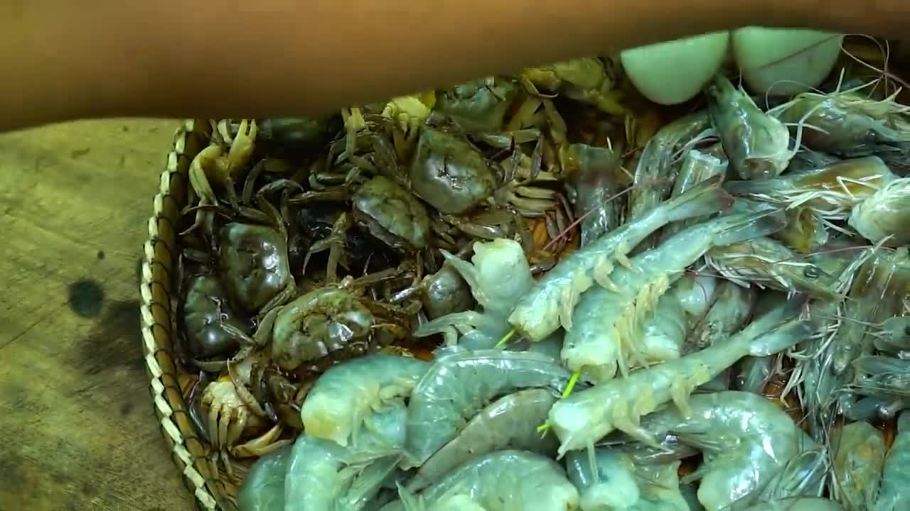 Survival Cooking Skill-Deep Fry Shrimp And Crab Seafood Eating With Hot Chili Sauce So Delicious-10