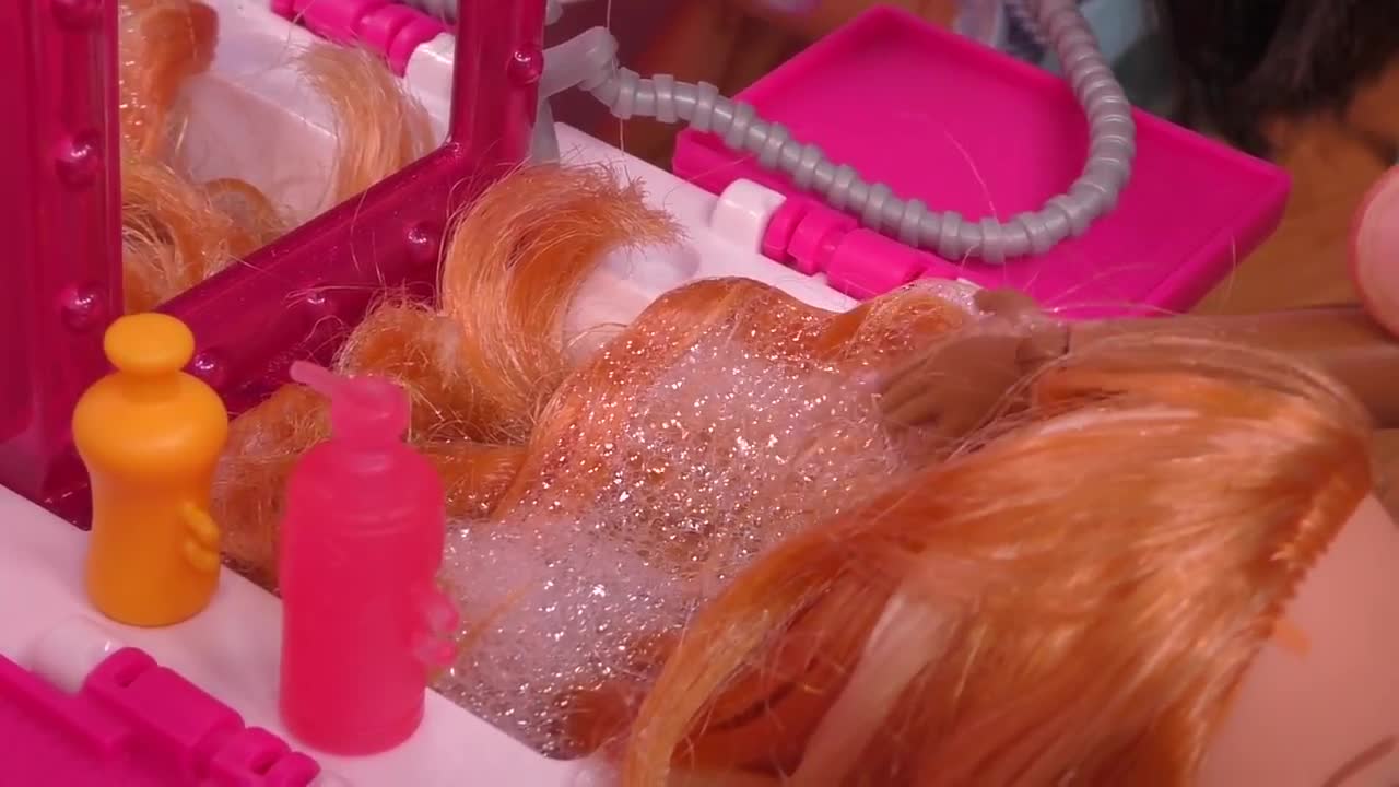 At the Salon ! Elsa and Anna toddlers - haircut - spa - massage - Barbie is the hairstylist - relax