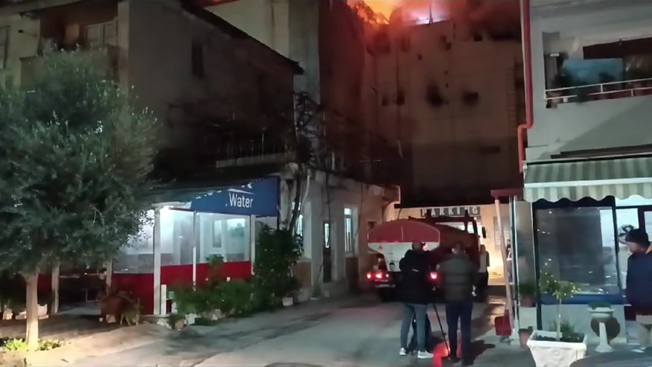 Zjarri në qendrën tregtare në Lushnje përkeqësohet, flakët përhapen me shpejësi në të gjithë godinën
