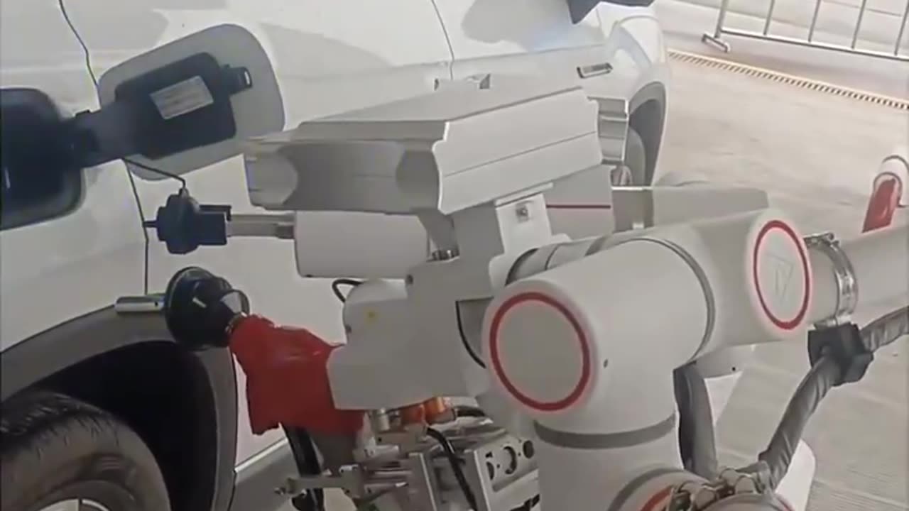 The gas station in Changsha, Hunan Province began to use robot refueling service