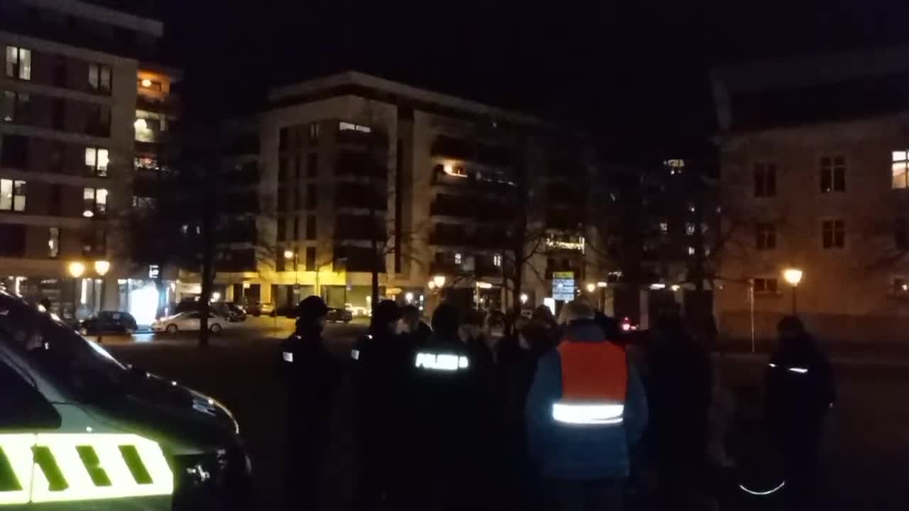 Frauen Friedensbus Demo in Magdeburg mit Eva Rosen, Güzey und Anna am 30.12.2020