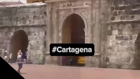 Carro entró a la Torre del Reloj en Cartagena