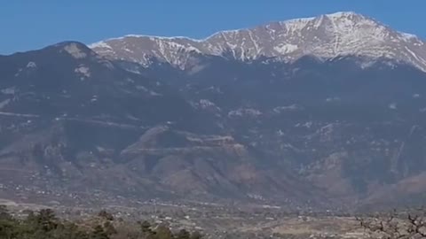 This view tho, happy Friday! #mountains #ByeByeSundayBlues #TalkingTree #pikespeak #happyfriday