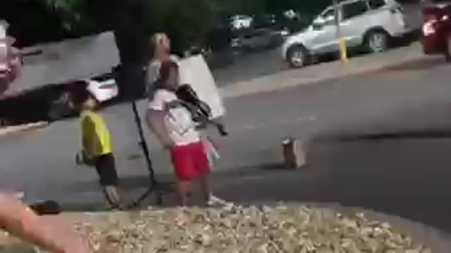 Kid plays such impressive violin on the street. Amazingly Talented!!!