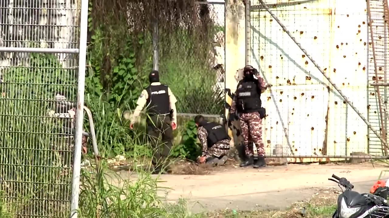 12 dead after clashes in an Ecuadorian prison