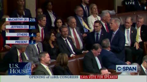 멕카시, 끝까지 자신을 찍지 않는 Gaetz 의원에게 쫒아갔지만 소득없이 물러남.