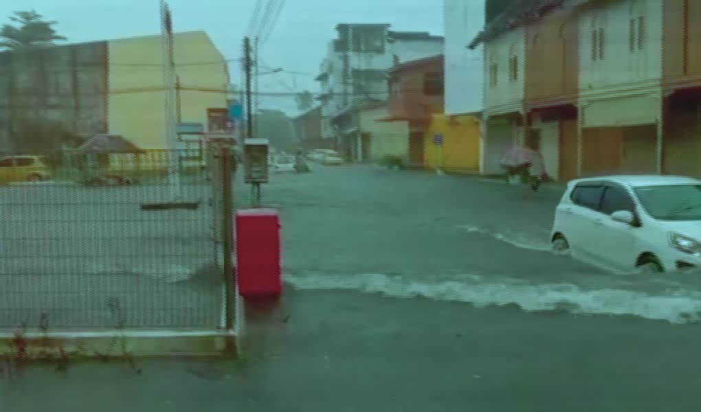 Flash floods hit and swept Kelantan