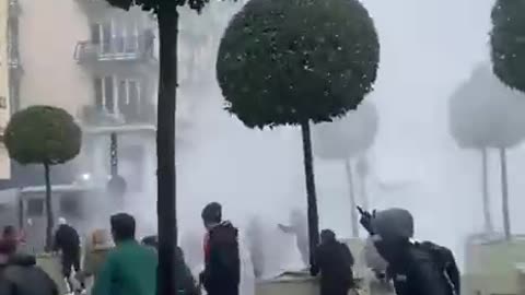 Demonsranti ve Francii použili v boji proti policii traktor