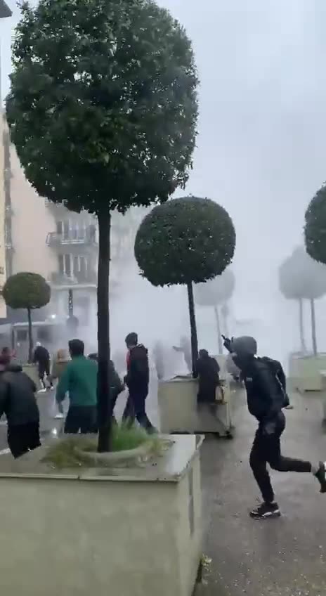 Demonsranti ve Francii použili v boji proti policii traktor