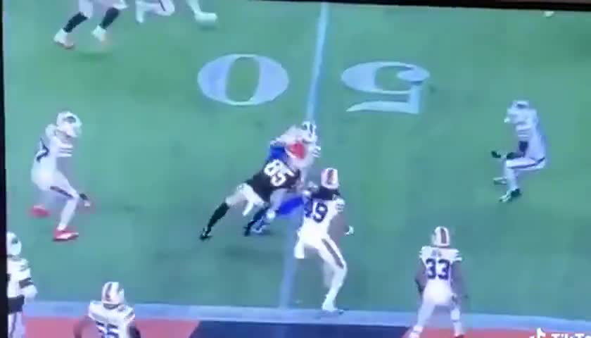 Damar Hamlin BUFFALO BILLS NFL PLAYER COLLAPSES ON FIELD - CPR GIVEN - 01/02/23