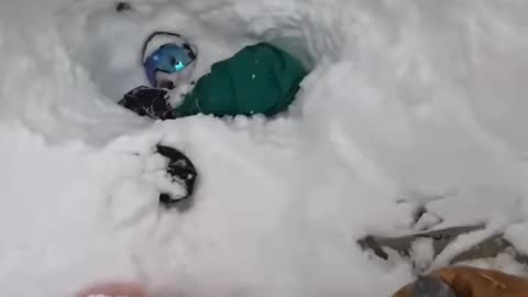 Safes his life burried in snow!