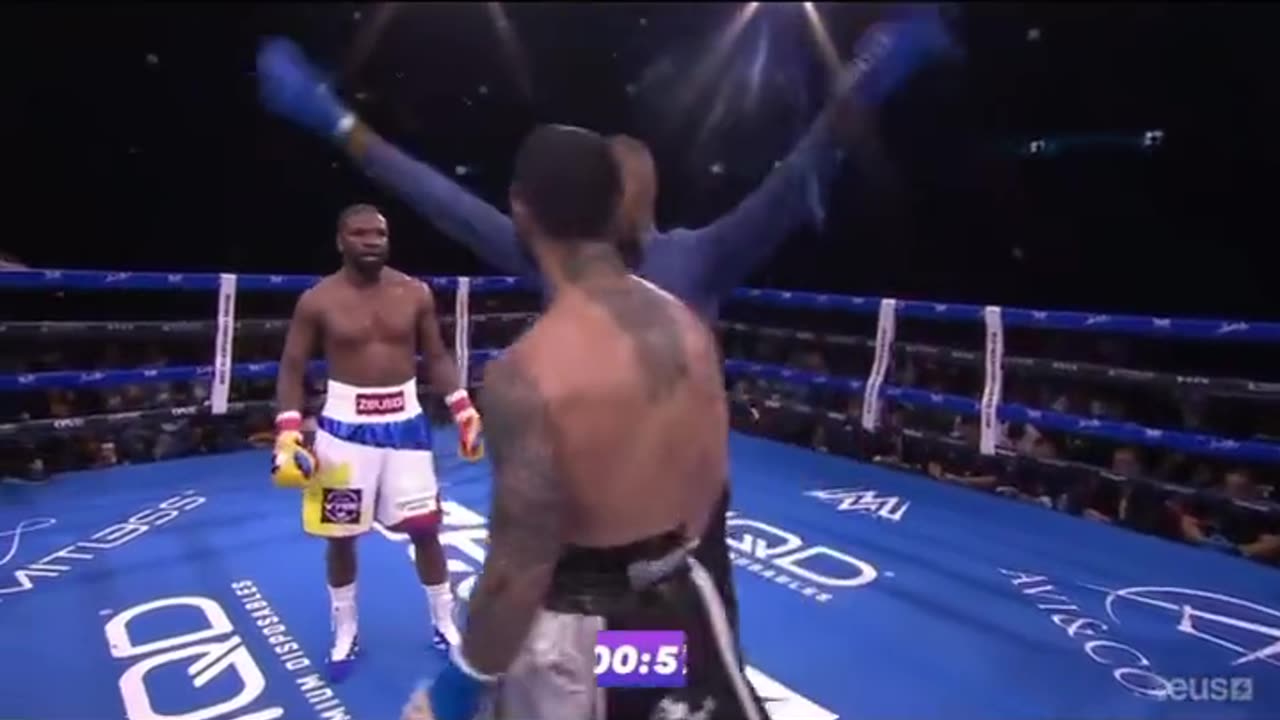 Clearly the black ref stopped the fight because the black boxer started losing😂🤣😆