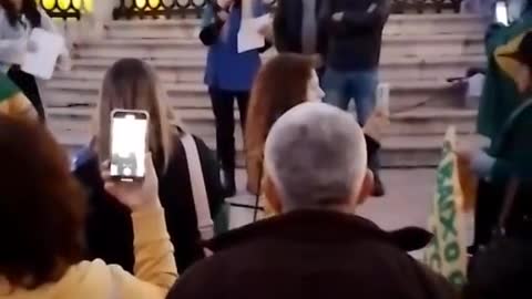 Portugueses juntos a brasileiros