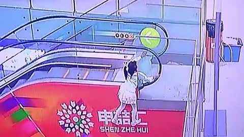 Passers-by rescue girl hanging from escalator in Ch