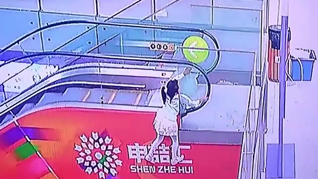 Passers-by rescue girl hanging from escalator in Ch