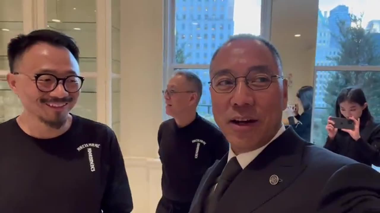 20221117文贵先生GETTR²：七哥带战友们参观18楼🥰🥰🥰先进卧室入洞房，再进洗手间，厨房被战友接管，艺术餐厅