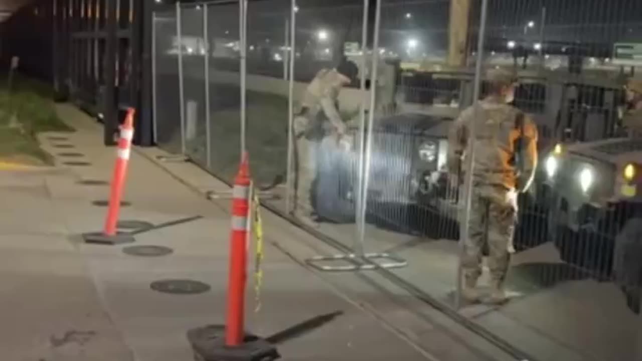 Texas National Guard Seizes Key Border Crossing Point, Blocks Feds