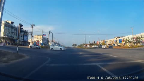 Good Reflexes Save A Motorcyclist From Head-On Collision