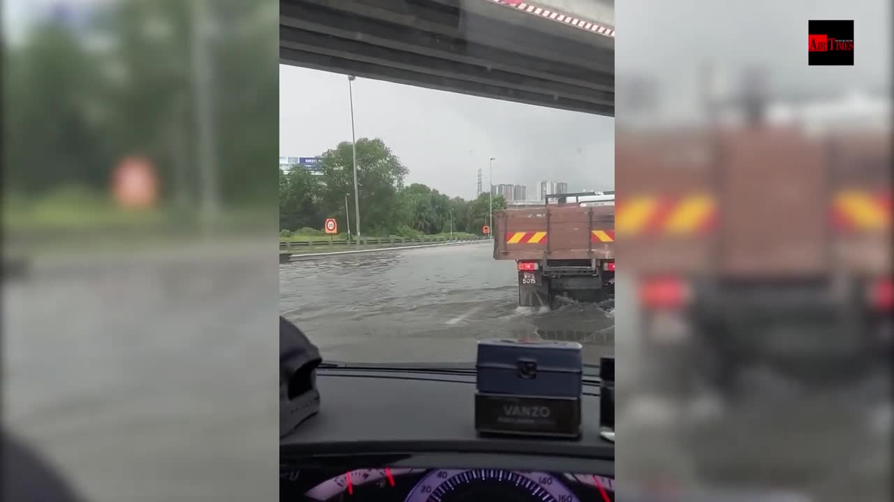 Banjir kilat punca kesesakan lalu lintas