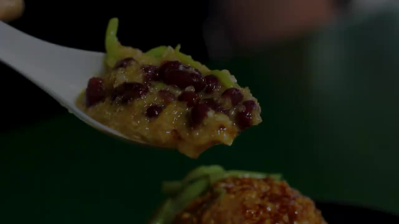 You can find delicious Malaysian food in Singapore!