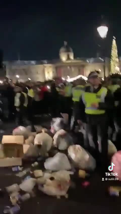 Trafalgar Square: Moroccans With No Restraint In London Surrounding The World Cup