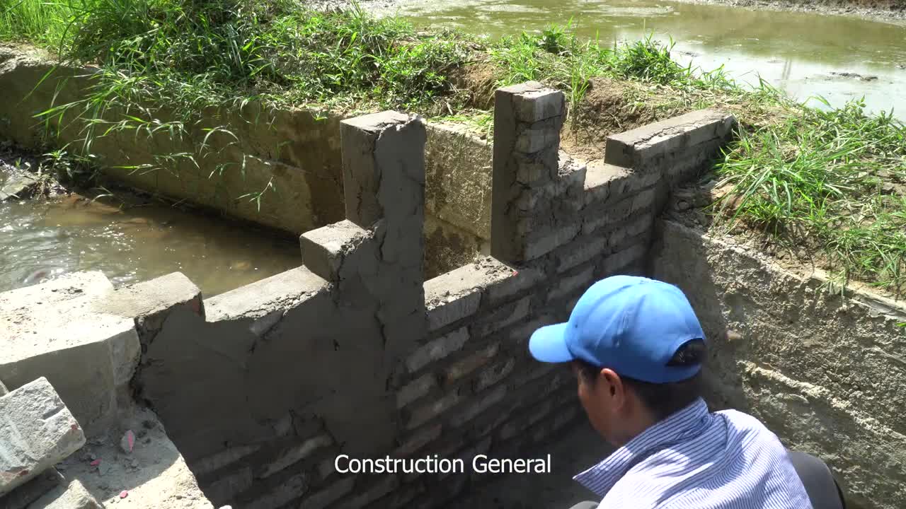 Blocking the flow of water to build small hydroelectricity with a screw turbine