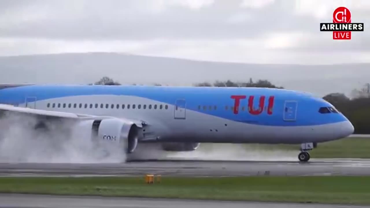 ⚠️ Boeing 787 makes EMERGENCY LANDING after smoke started filling the cockpit..