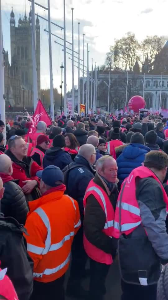 UK postal workers strike before Christmas