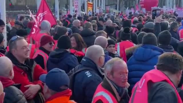 UK postal workers strike before Christmas