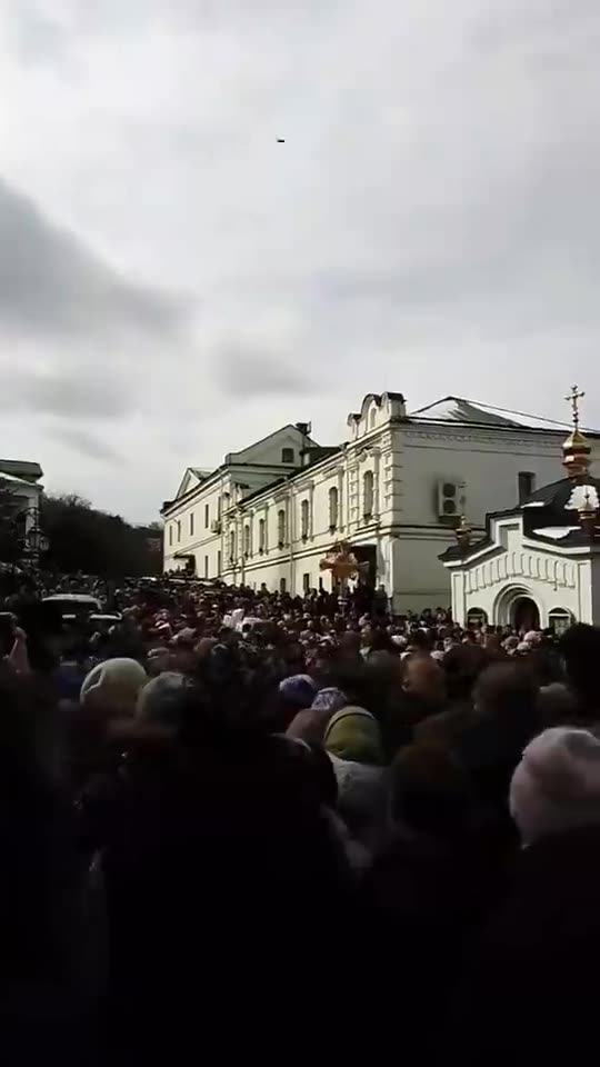 Ukraine: Orthodox Christians Say "Christ is Risen"