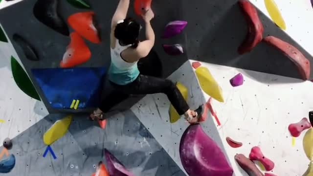 I was forced to go to the bouldering hall because the difficulty hall was closed. Rock climbing is t