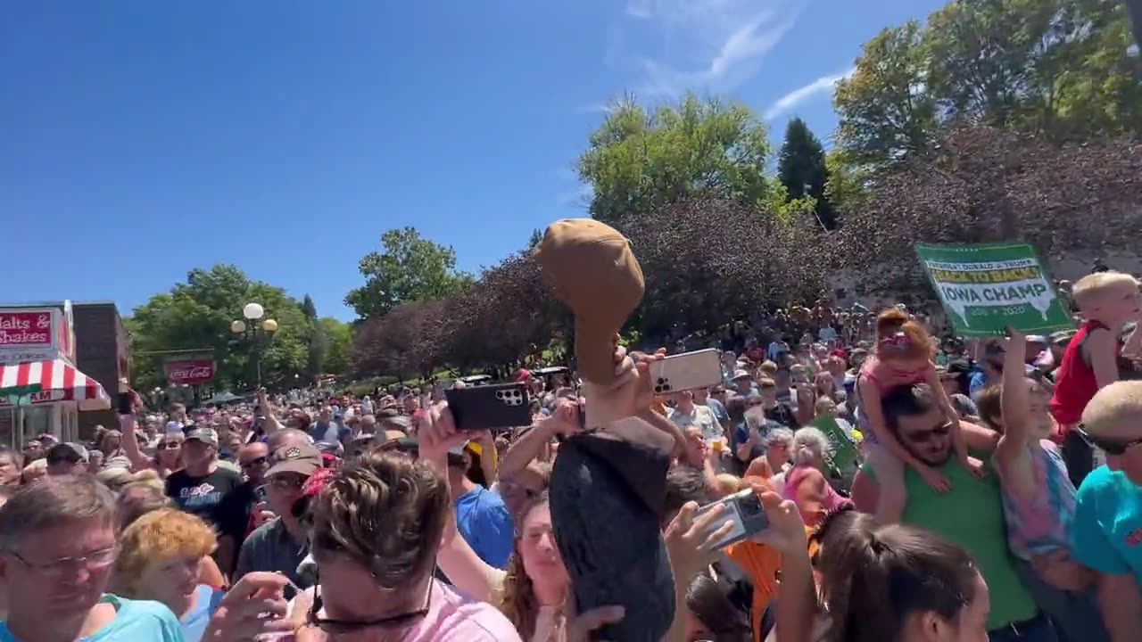 Trump får en varm velkomst i Iowa State, af flere tusind mennesker!