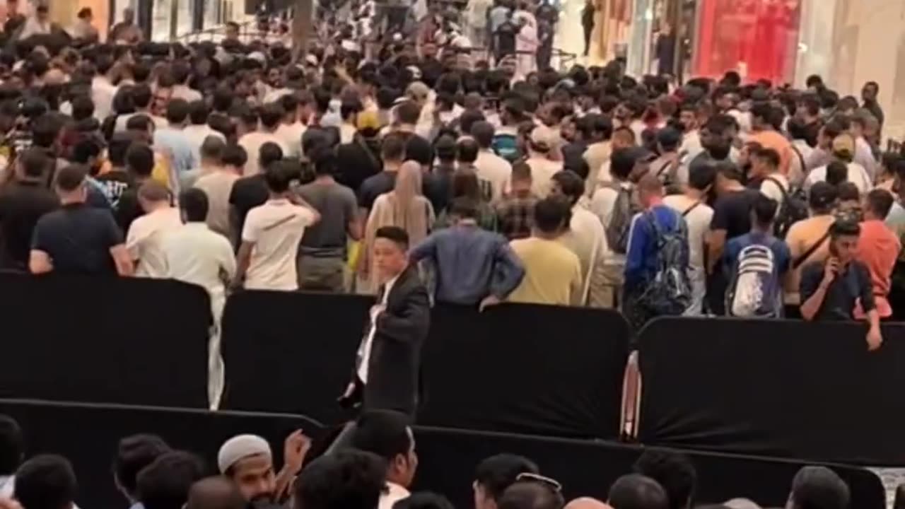 iPhone launch at Dubai Mall very crowed