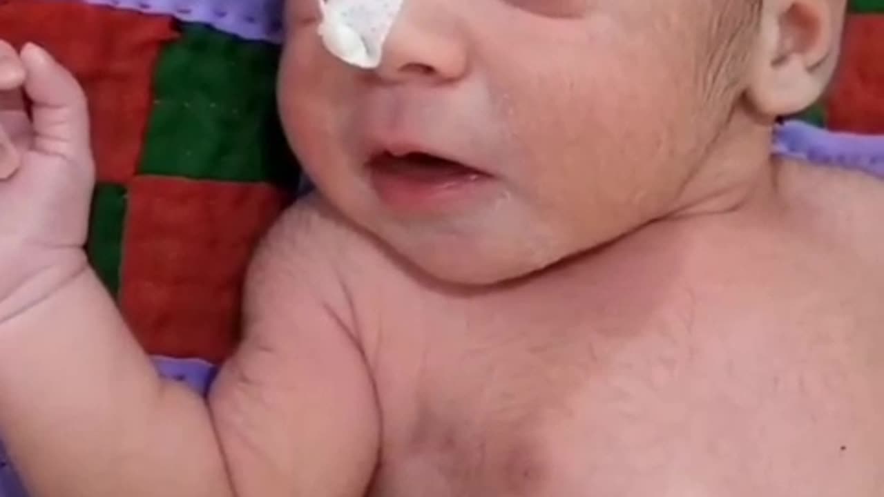 New born baby cry really hard it's sign of healthy baby