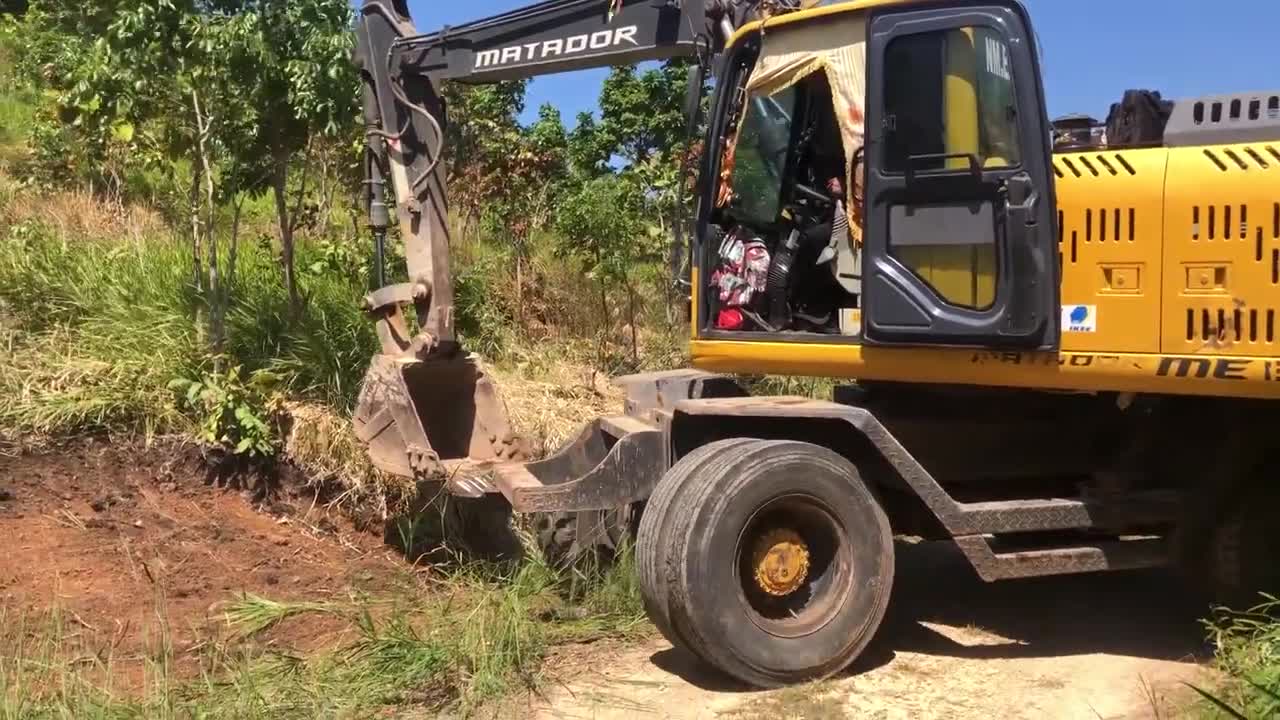 Incredible Skill Trailer Operator Bring Wheeled Excavator Clump To Mountain