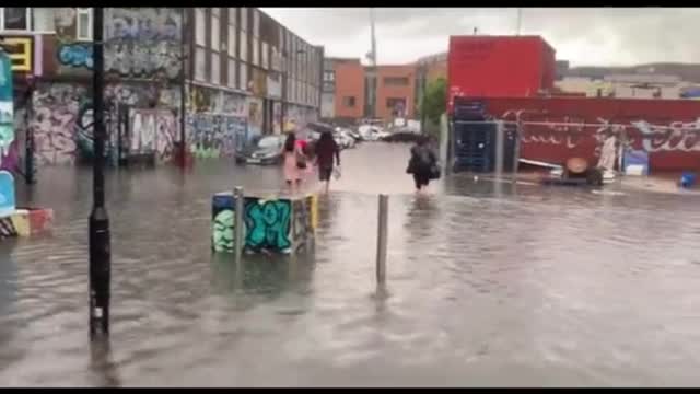 Current floods in parts of London, please be careful! (via twitter WinnCallum)