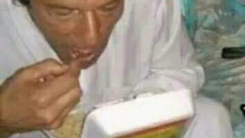 نواز شریف کے جلسے سے بریانی کھانے والا آج نمک حرامی کرتا ھوا پایا جاتاھے