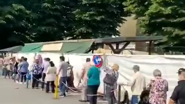 Queues for food form in Italy may 2022