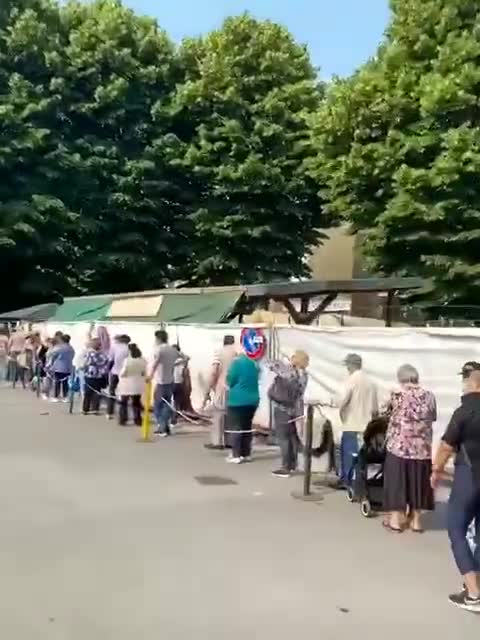 Queues for food form in Italy may 2022