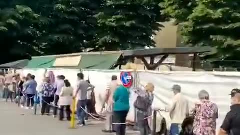 Queues for food form in Italy may 2022