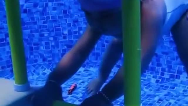 Fearless two-year-old can already swim on his own