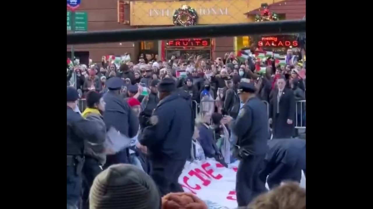 🚨BREAKING: Pro-Palestinian Protestors Disrupt Macy's Thanksgiving Day Parade Manhattan | New York